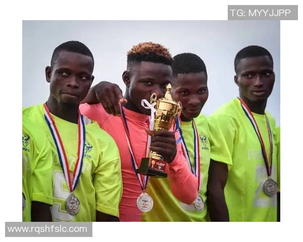 足球场上球星与小球迷的梦想交汇点:一起见证激情与成长的故事 足球场上球星与小球迷的梦想交汇点:一起见证激情与成长的故事